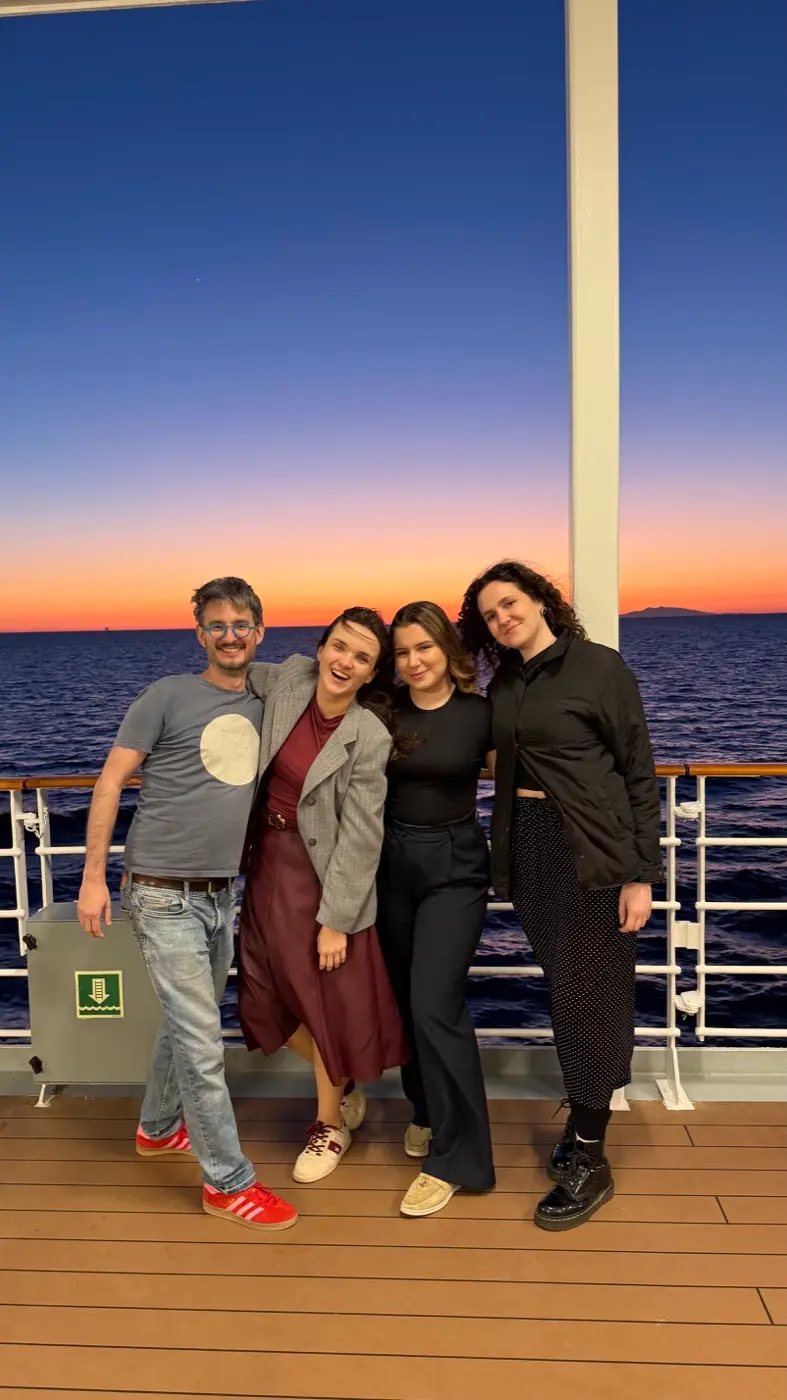 Membrii echipei CLICKnCRUISE la apus, pe punte